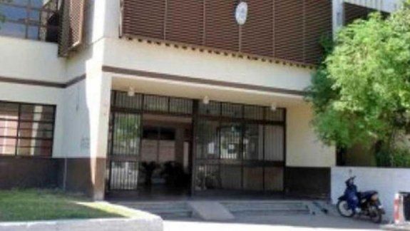 Un joven de 16 años fue atacado en la escuela y mal atendido. Tres detenidos.