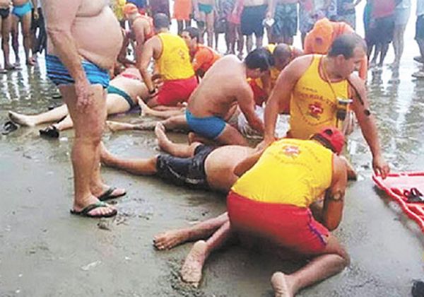 Cuatro personas murieron en un playa al ser alcanzadas por un rayo