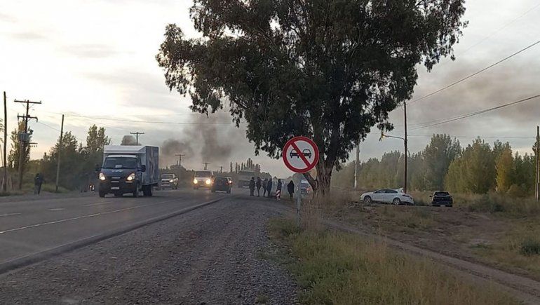 El Chañar: desocupados mantienen un corte a la vera de la Ruta 7