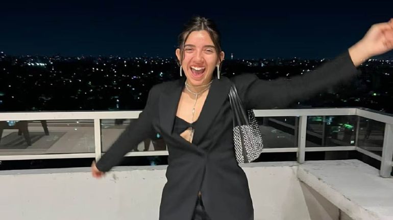 Mariana tiene 26 años