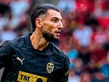 Rafa Mir es jugador del Valencia, está acusado de agresión sexual y el club ya lo sancionó. Uno de los tantos casos del fútbol mundial de élite. 