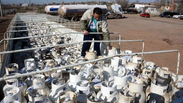 Un camión con garrrafas listo para partir desde la planta de Parque Industrial con las etiquetas del tarifazo: $97 para el envase de 10 kilogramos.