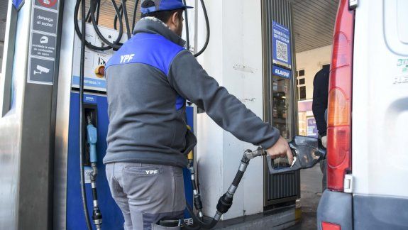 La suba mensual del 4% en combustible seguirá hasta agosto