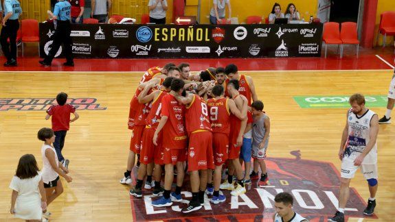 Marito con la 8 junto al equipo de Español celebrando el triunfo ante el Cervecero.