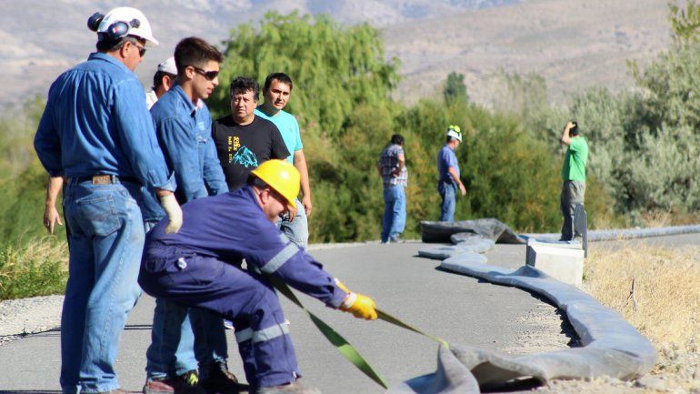 El agua es conducida a la planta potabilizadora por una manga.