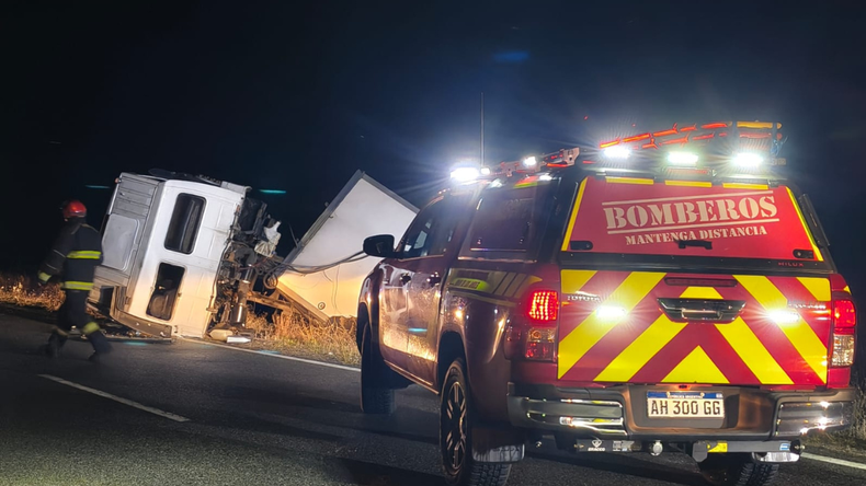 Fuerte vuelco de un camión con acoplado tras esquivar a un ciervo en Ruta 40 | LM Neuquen Fuerte vuelco de un camión con acoplado tras esquivar a un ciervo en Ruta 40