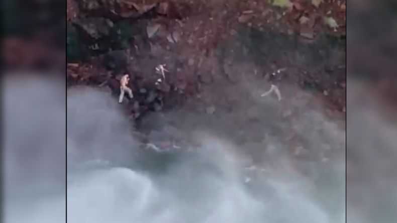 Video: la irresponsable y riesgosa maniobra de un grupo de turistas en el Salto del Agrio