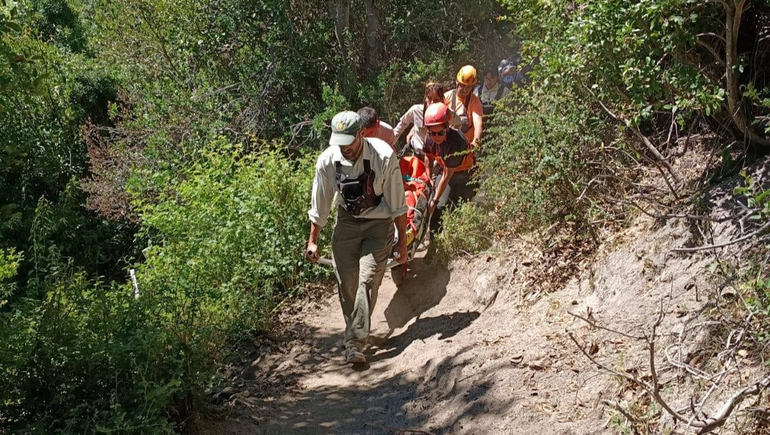 La turista tuvo que ser rescatada tras la caída del caballo.
