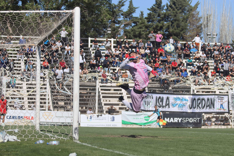 El arquero Laborda fue la gran figura de la tarde para Germinal. Fotos: Anahí Cárdena El arquero Laborda fue la gran figura de la tarde para Germinal. Fotos: Anahí Cárdena