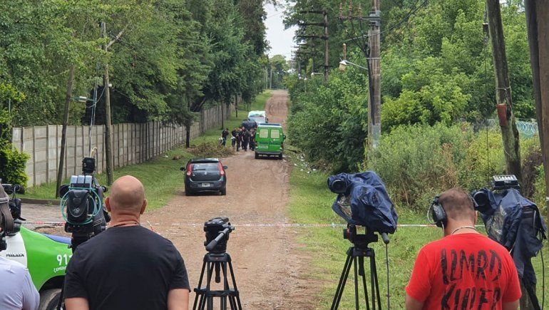 Una boca de tormenta se tragó a un joven remisero
