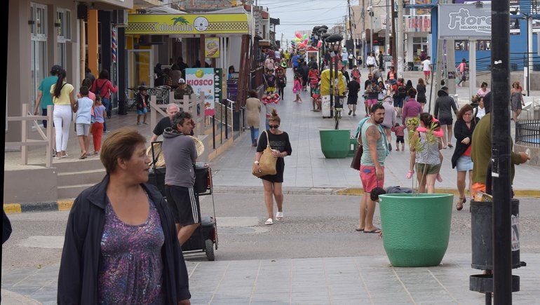 La lluvia arruinó el día de playa en Las Grutas