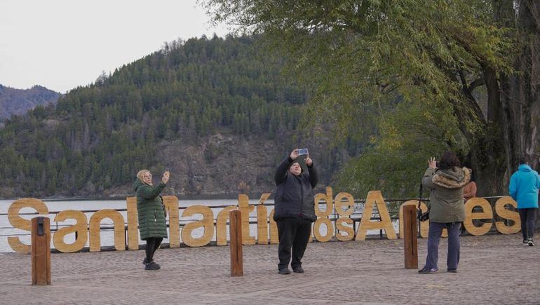 Durante los fin de semanas largos chilenos es habitual ver a personas de ese país hacer turismo en la cordillera. 