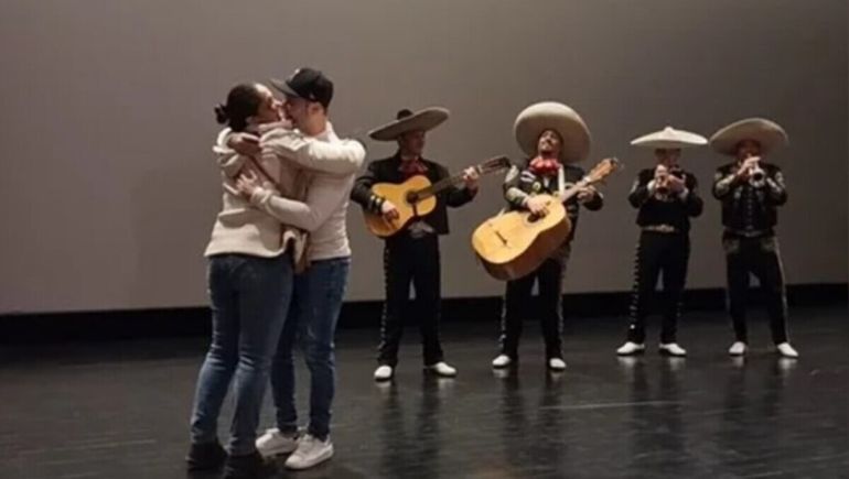 Acompañado por cuatro mariachis