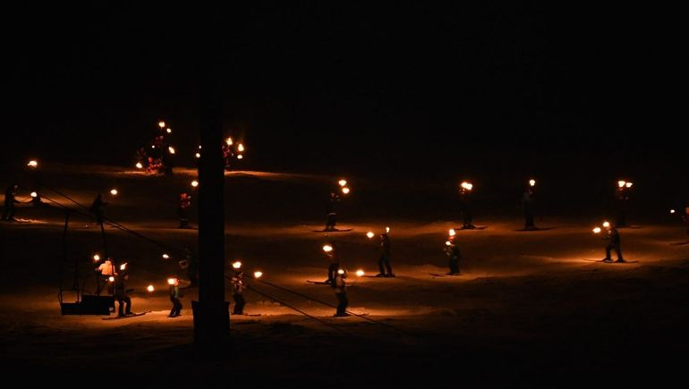La bajada con antorchas es tradicional en Cerro Bayo. La bajada con antorchas es tradicional en Cerro Bayo.