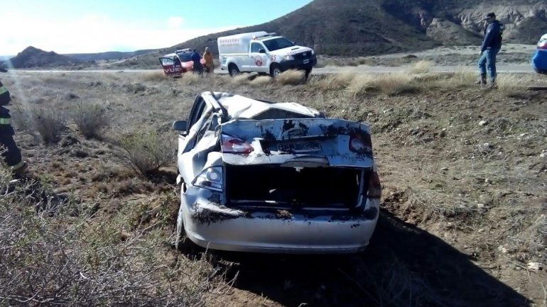 Pinchó una rueda del auto y volcó sobre la Ruta 234