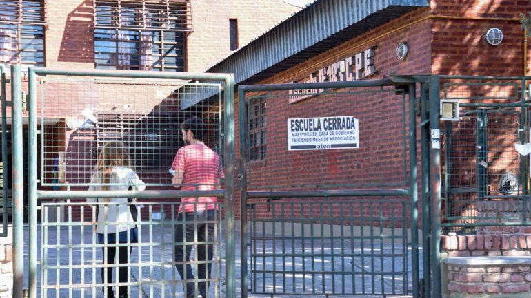 En la Escuela 183 tuvieron que reincorporar a una docente. No se comprobó, pero maltrataba a sus alumnos, pero sí el gremio denunció hostigamiento de los directivos. En la Escuela 183 tuvieron que reincorporar a una docente. No se comprobó, pero maltrataba a sus alumnos, pero sí el gremio denunció hostigamiento de los directivos.