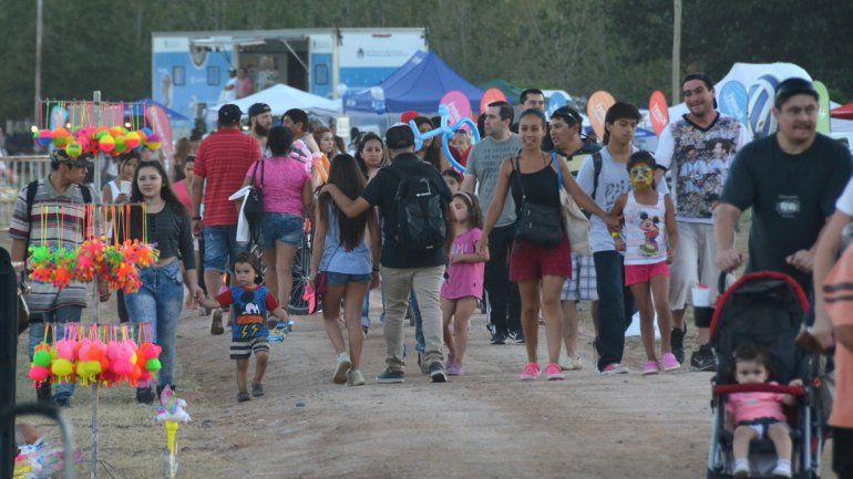 Una multitud copó el Paseo de la Costa desde bien temprano. Los stands de artesanos y el patio de comidas recibieron muchos visitantes