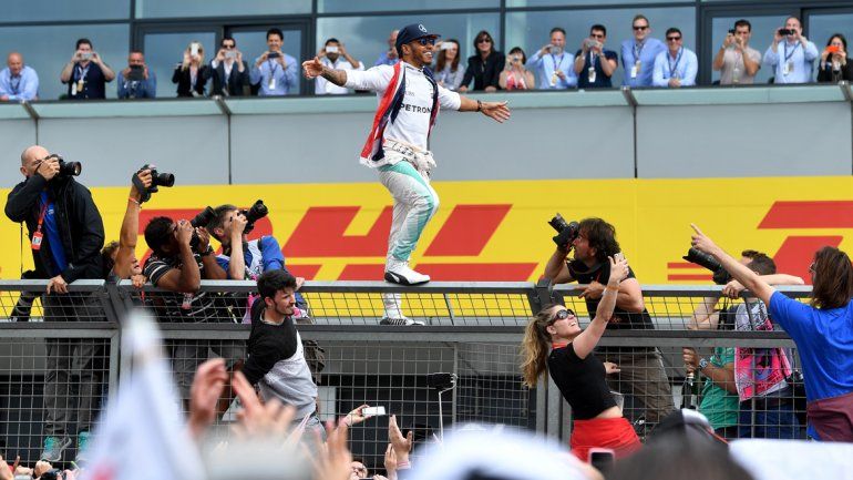 Hamilton ganó y quedó a un punto de quitarle el título a Rosberg
