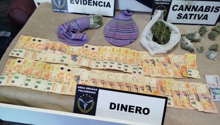 En los allanamientos en Esquel secuestraron droga, armas, municiones y dinero, entre otras cosas. En los allanamientos en Esquel secuestraron droga, armas, municiones y dinero, entre otras cosas.