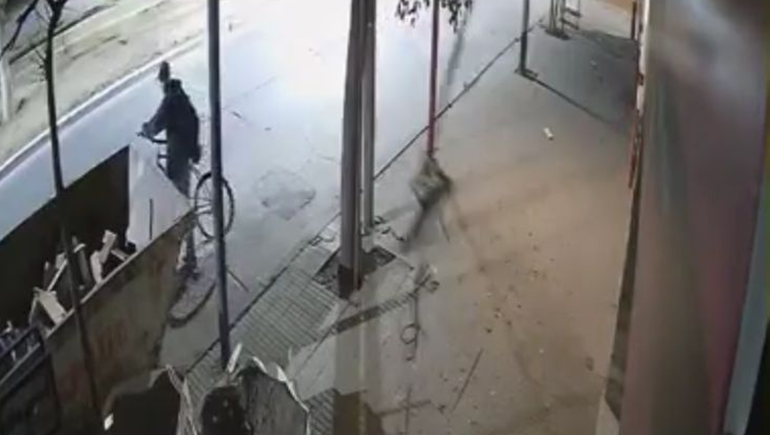 Video: roban reflectores para liberar la zona centro de Cipolletti