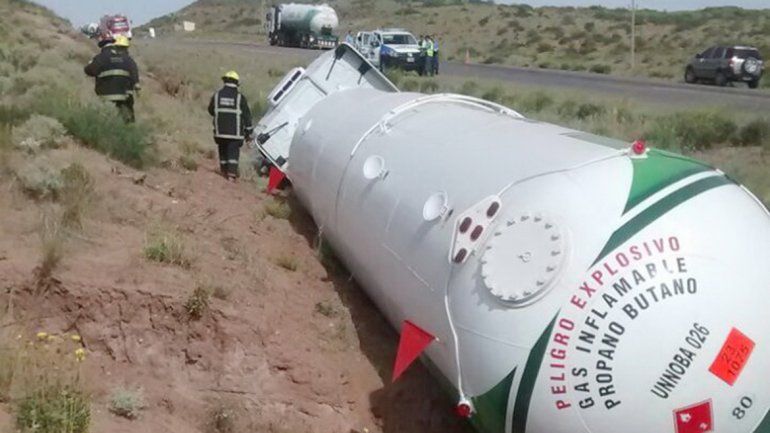 Susto en la Ruta 22: chofer borracho volcó un camión con gas licuado entre Zapala y Cutral Co