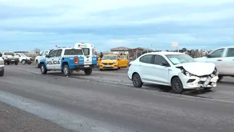 Fuerte choque entre un taxi y un Fiat Cronos en la Circunvalación.