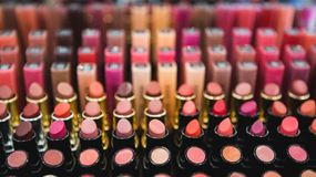 Miles de cosméticos, cremas y perfumes baratos: ARCA subasta más de 4.500 productos