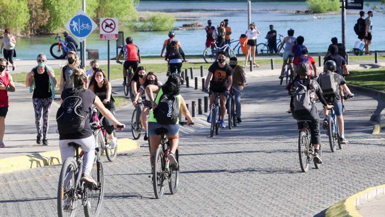 Sin autos, las calles neuquinas fueron una gran peatonal