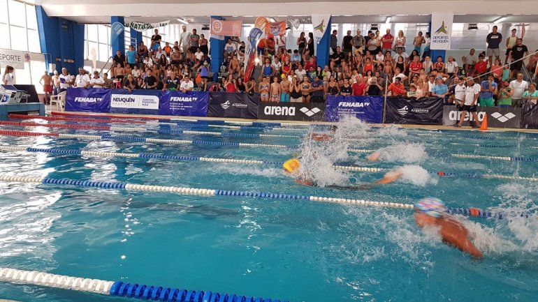 Mucho público en la pileta del CEF Nº 1 de Neuquén.