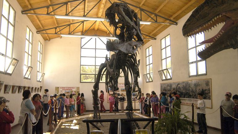 El primer dino y la historia de la paleontología regional