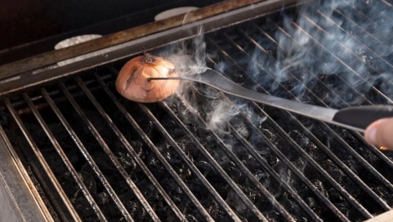 El secreto mejor guardado del asado: para qué sirve usar una cebolla en la parrilla