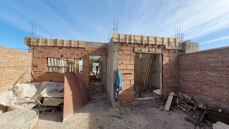 La casa a medio construir con dinero del Procrear. El constructor era un docente monotributista. Investiga la justicia. La casa a medio construir con dinero del Procrear. El constructor era un docente monotributista. Investiga la justicia.