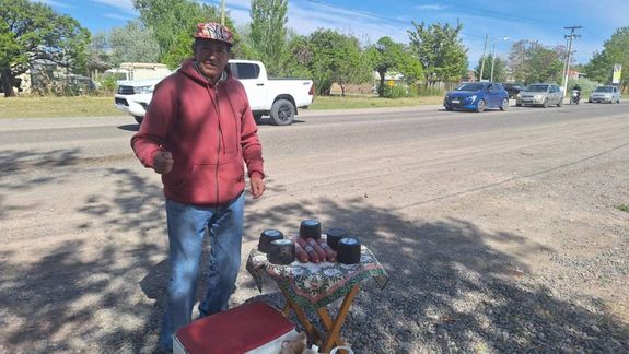 Daniel, el nuevo vendedor ambulante de la ruta chica. Hay quesos y salamines....