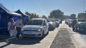 Rápido y dinámico. Largas filas de autos en el Puente Carretero donde hubo vacunación masiva. | LM Neuquen Rápido y dinámico. Largas filas de autos en el Puente Carretero donde hubo vacunación masiva.