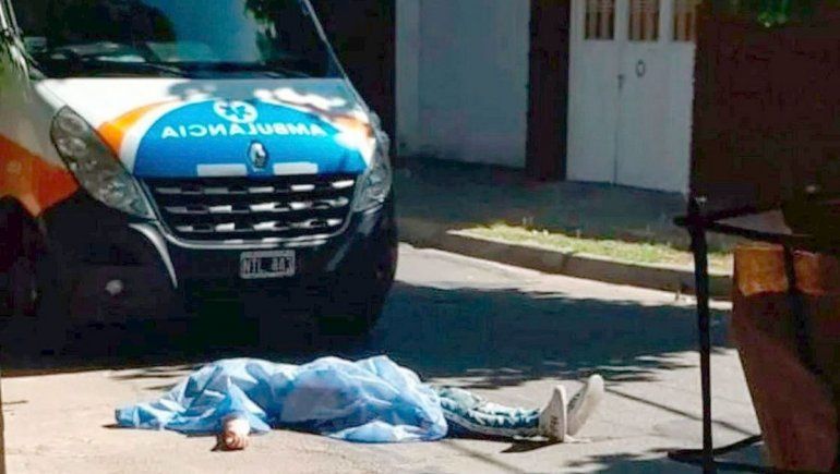 Balean a un joven y tiran el cuerpo frente a una ambulancia