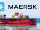 Una maqueta de barco de carga ante el logotipo de Maersk en una ilustración tomada el 3 de marzo de 2022. REUTERS/Dado Ruvic