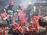 Incendio en un depósito de envases de Coca Cola en Río Gallegos.