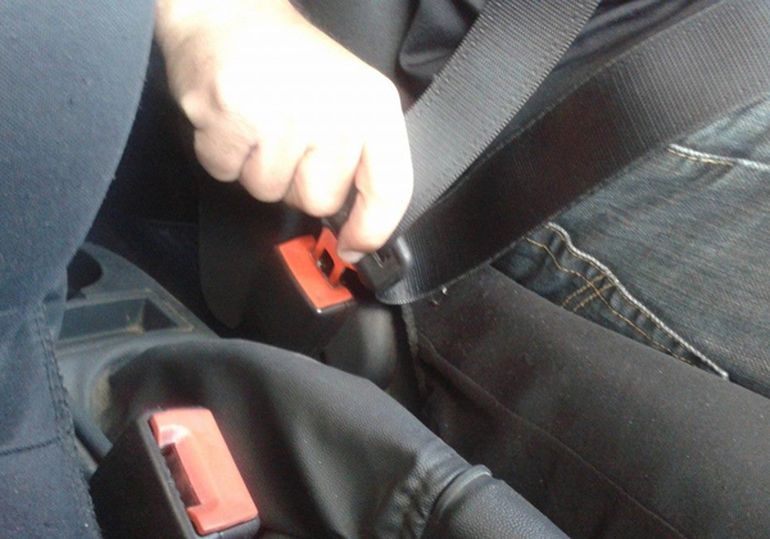 El cinturón de seguridad, obligatorio para circular. El cinturón de seguridad, obligatorio para circular.