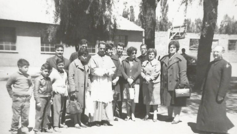 Don Jaime con docentes neuquinas: observamos a Rosita García, Negrita Valls, entre otras. Foto: familia Valls.