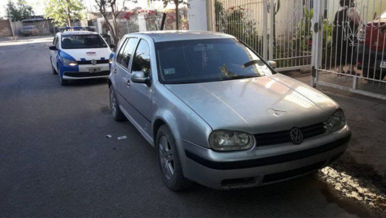 La fiscalía acusa al joven de haber sido el chofer del un Volkswagen Golf gris utilizado para concretar el escape en los robos.