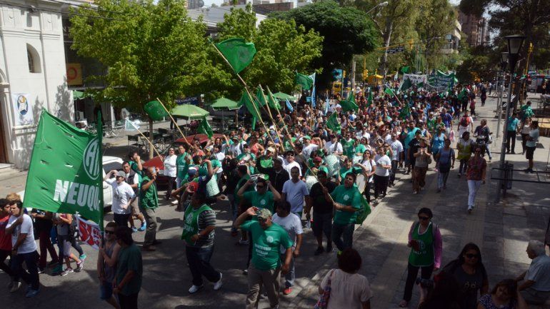 Gremios marcharon por el centro en reclamo de un bono navideño