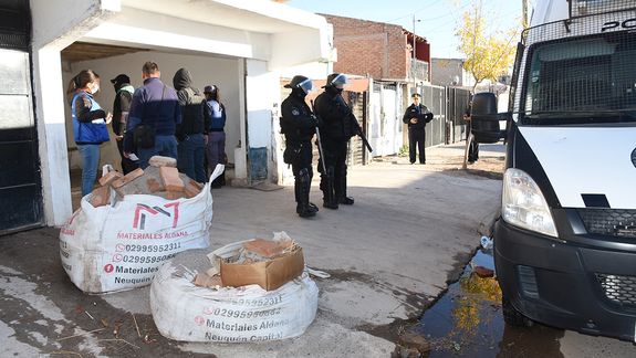 Allanan una casa por violencia de género y encuentran billetes falsos