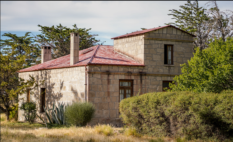 El centro de interpretación del Portal Bahía Bustamante es el punto de partida de las cabalgatas en sus tres versiones: corta, media y para aventureros (6 horas). El centro de interpretación del Portal Bahía Bustamante es el punto de partida de las cabalgatas en sus tres versiones: corta, media y para aventureros (6 horas).