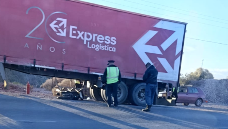 La moto de la víctima del choque fatal quedó debajo del camión de doble acoplado en Ruta 7.