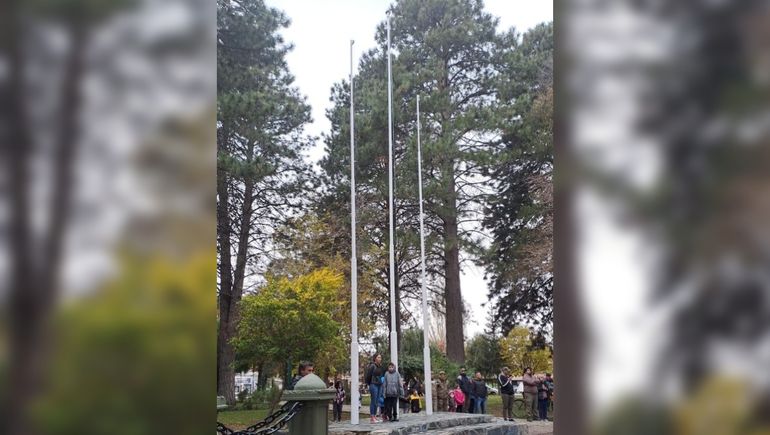 Indignación: un acto por el día del himno sin bandera en Junín de los Andes