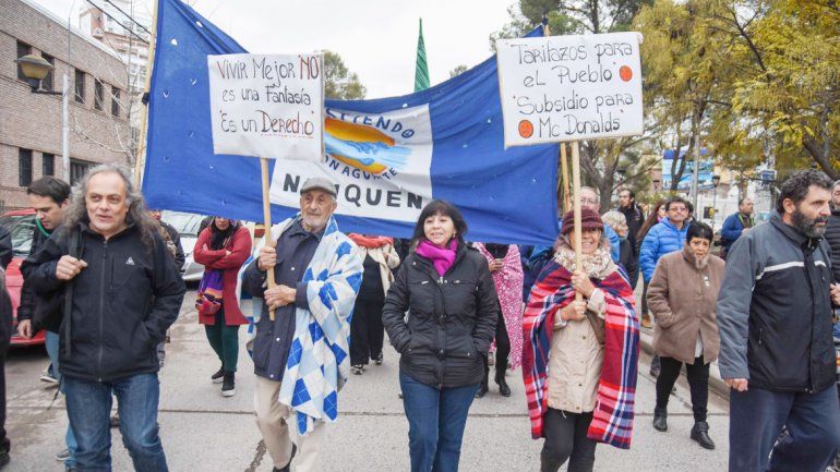 La marcha en el centro de Neuquén agrupó a más de 3 mil personas que resisten la suba de la luz y el gas.
