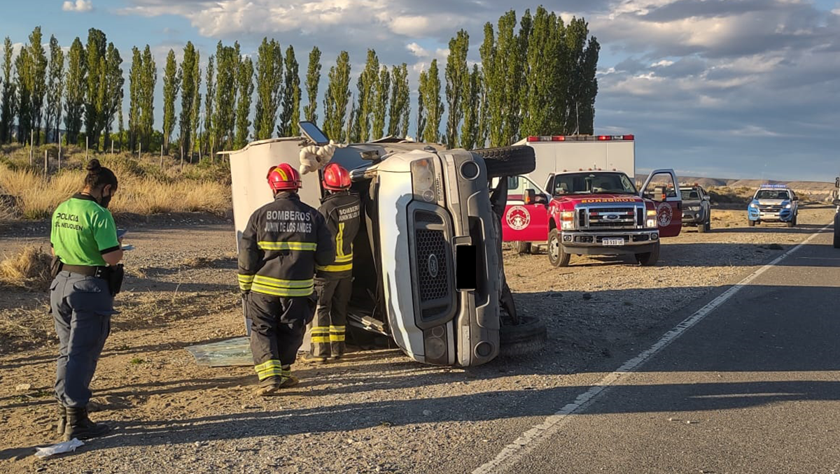 Perdieron una rueda y volcaron en la 234: hay dos heridos