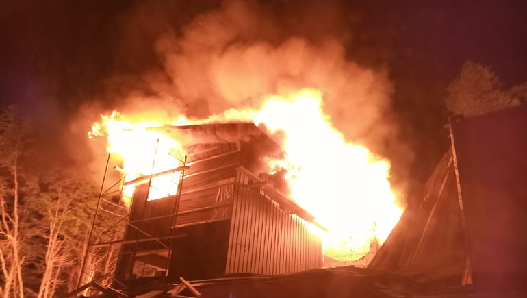 Incendio en Villa la Angostura: bomberos combatieron el fuego por más de 5 horas para apagarlo