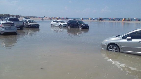 Una marea extraordinaria sorprendió a los automovilistas en Piedras Coloradas