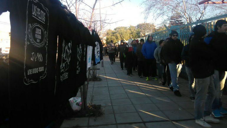 La fila para retirar entradas para ver a Las Pelotas.